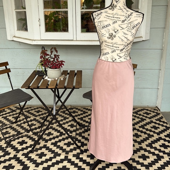 Topshop Dresses & Skirts - TopShop 90”s trend Blush Pink Midi Slip Skirt
